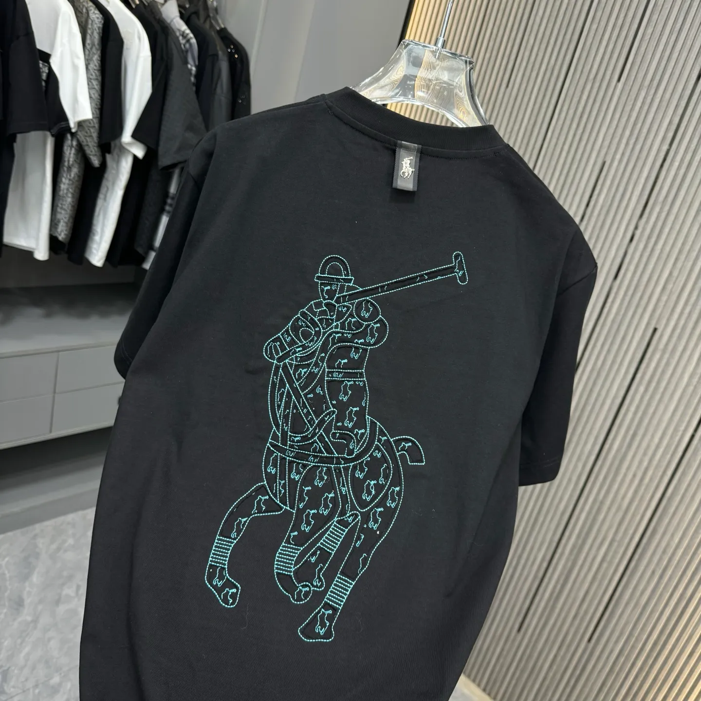 P190 POlO Ralph Lauren 25FW new spring and summer round neck T-shirt. It is made of heavy 320G double yarn combed cotton material. The upper body has a strong three-dimensional effect. It is embroidered with ten thousand needles embroidery patch ➕ ten thousand needles 🪡 embroidery process inkjet effect. ⚠️Washing method: The fabric is only dry-cleaned or wrapped in a laundry bag. Quick machine wash in cold water on the reverse side, let dry and then iron at medium temperature! Avoid vigorously wringing and machine washing from the front!  Size: S M L XL XXL Color: Black, White
